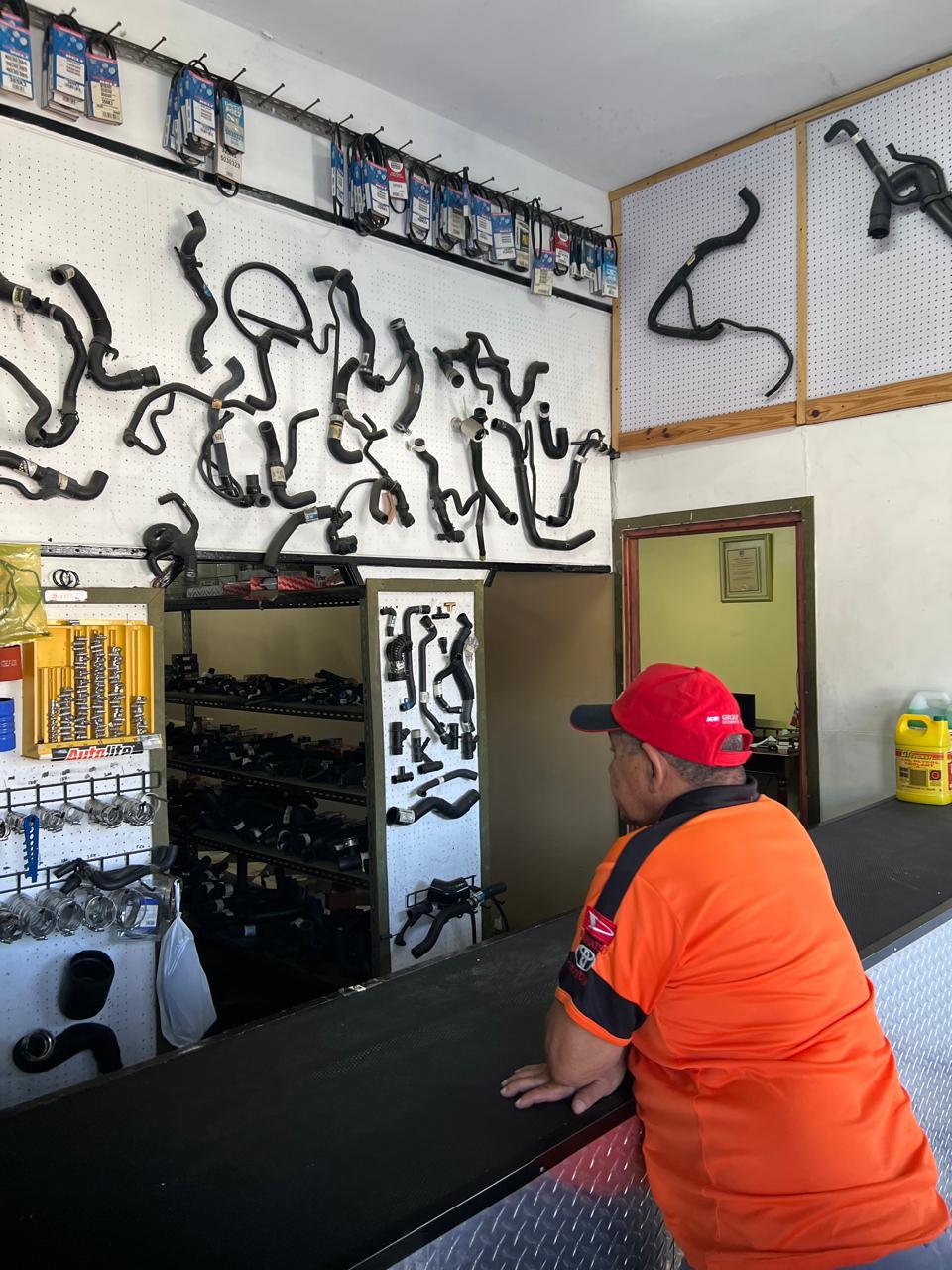 Cliente atendido en el mostrador de Importadora Saviñon